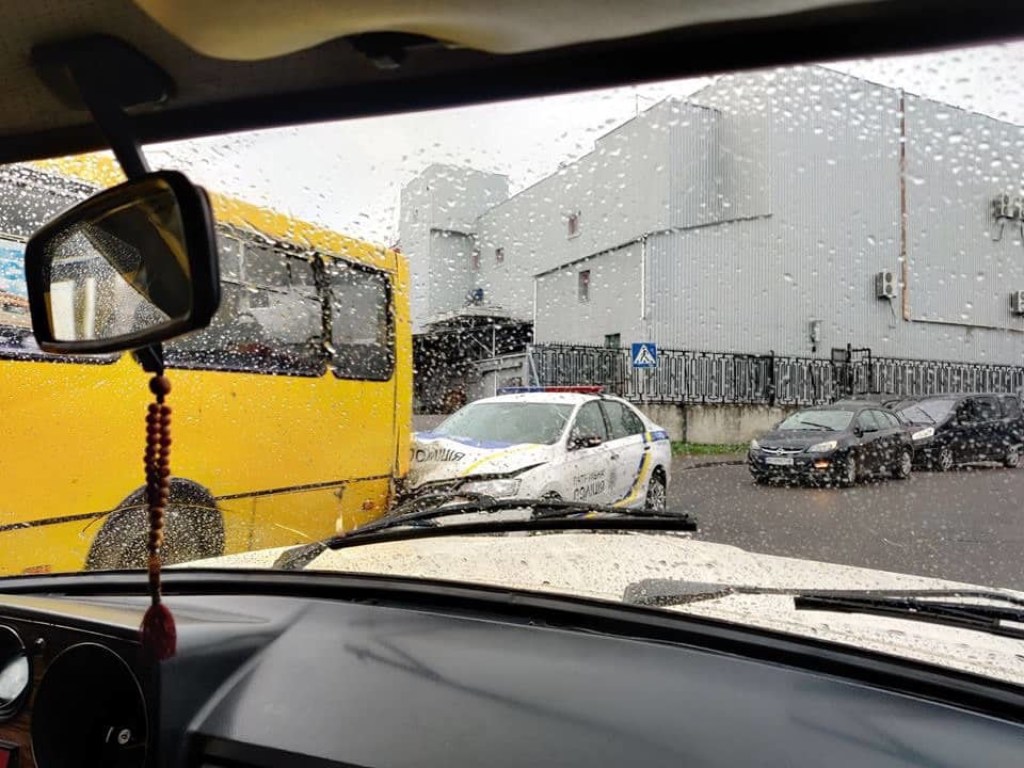 Автомобиль полиции во Львове врезался в маршрутку (ФОТО)