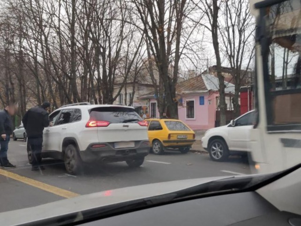 Внедорожник в Николаеве столкнулся с троллейбусом (ФОТО)