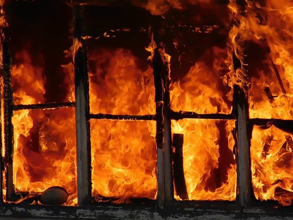 Во Львовской области загорелась 12-тонная фура: пожар уничтожил салон машины
