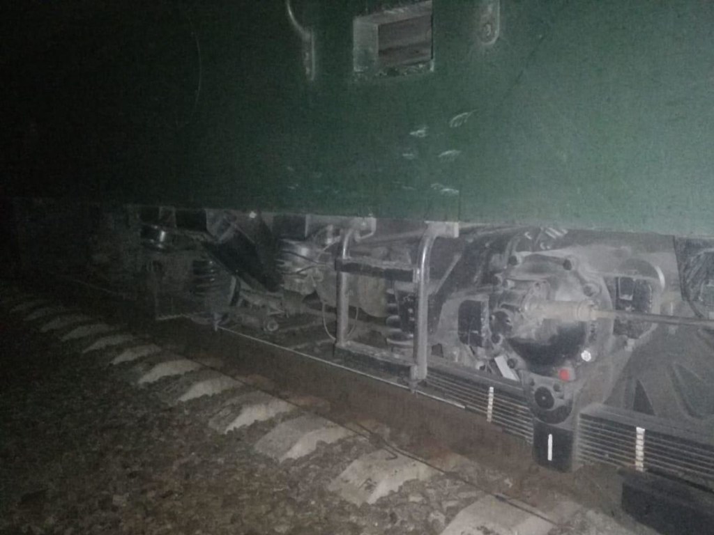 Сидел на рельсах: На Харьковщине товарный поезд переехал мужчину (ФОТО)