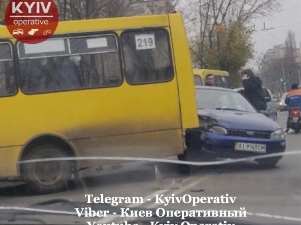 «Какая-то транспортная вакханалия»: в Киеве столкнулись маршрутка, легковушка и трамвай (ФОТО)