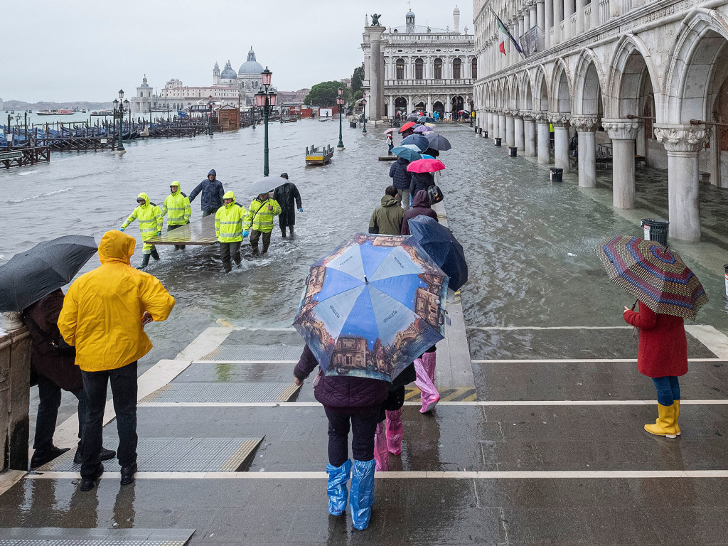 «Рекордный потоп за 50 лет»: Душераздирающие фото с туристами и жителями затопленной Венеции