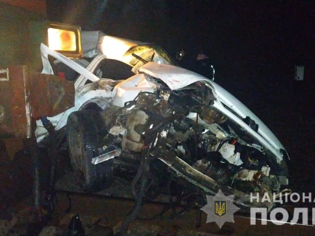 Поезд Казатин-Жашков столкнулся с машиной: водителя с переломом ребер госпитализировали (ФОТО)