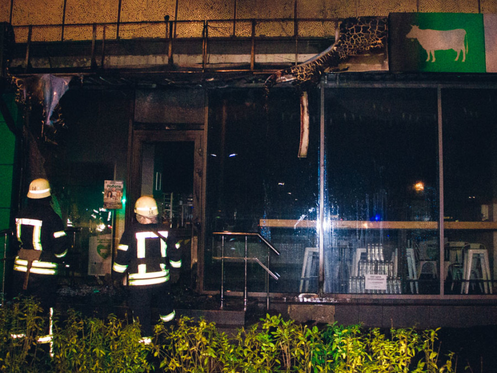 Сначала облили керосином: В Киеве неизвестные подожгли 3 фермерских магазина (ФОТО, ВИДЕО)