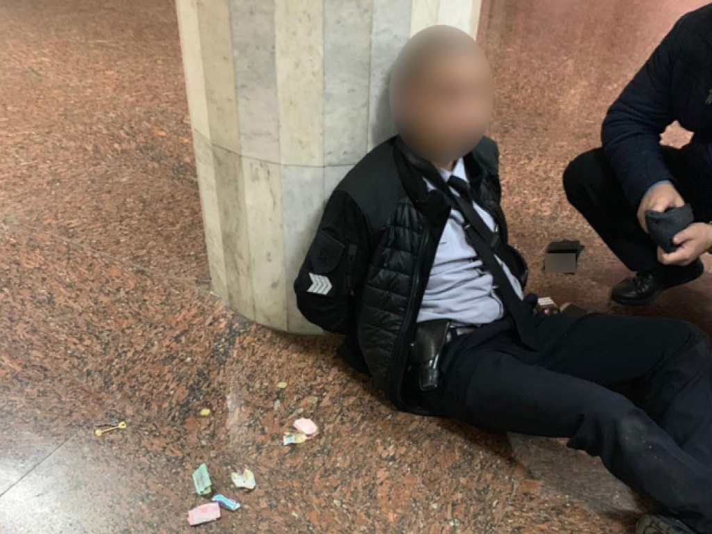 В харьковском метро полицейский стрелял из двух пистолетов