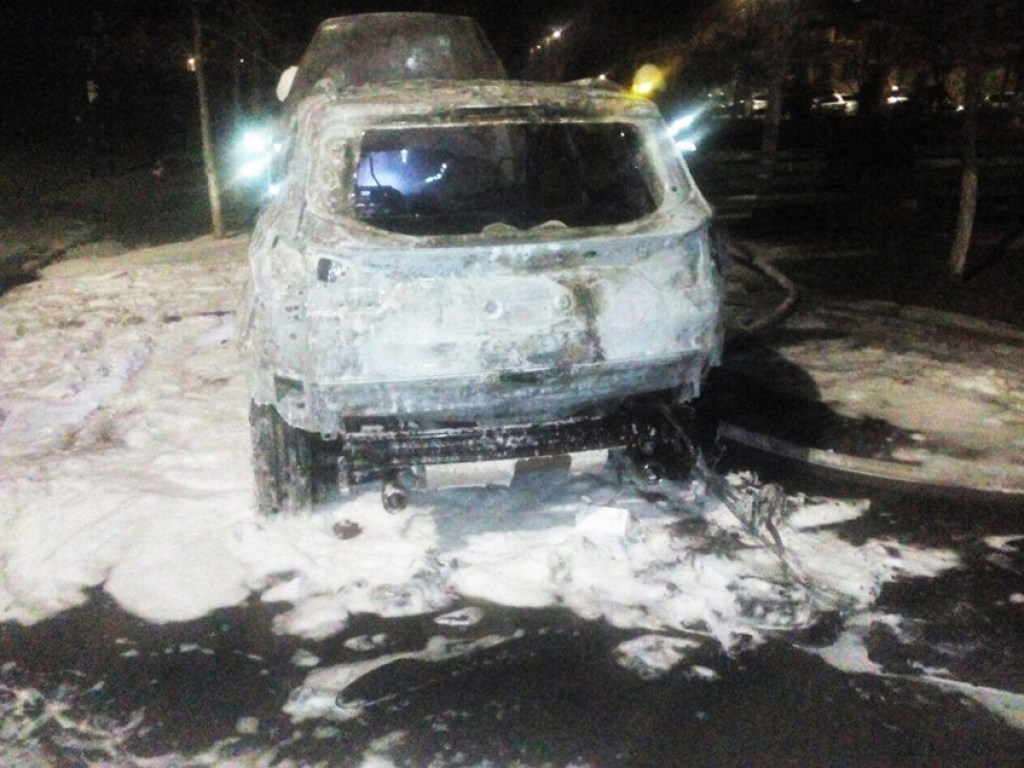 Ford, Mitsubishi и ЗАЗ: ночью в Николаеве сгорели три авто (ФОТО)