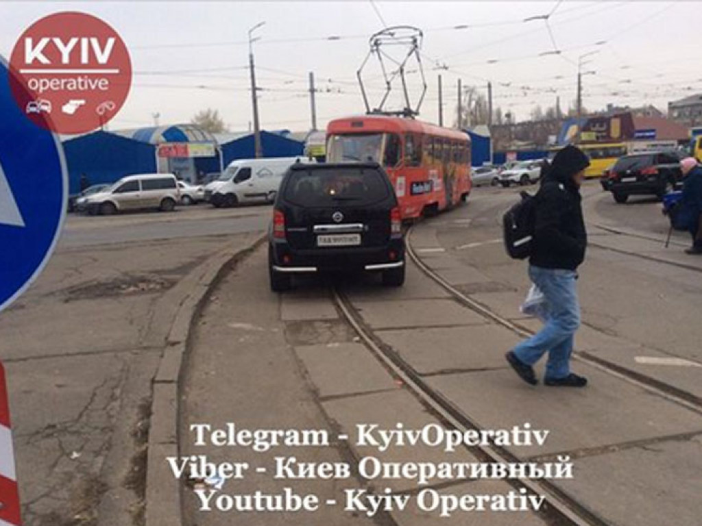 На Новой Дарнице в Киеве «герой парковки» парализовал движение трамваев (ФОТО)