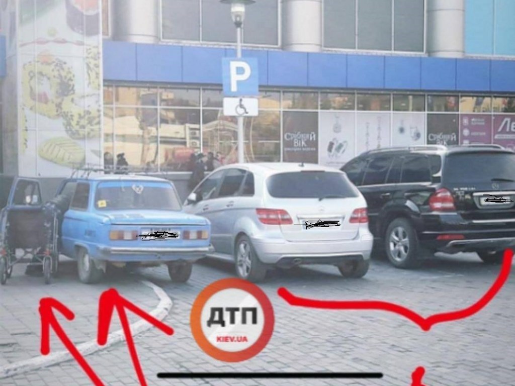 Из жизни водителей: в Киеве владельцы иномарок наплевали на правила о парковке для инвалидов (ФОТО)