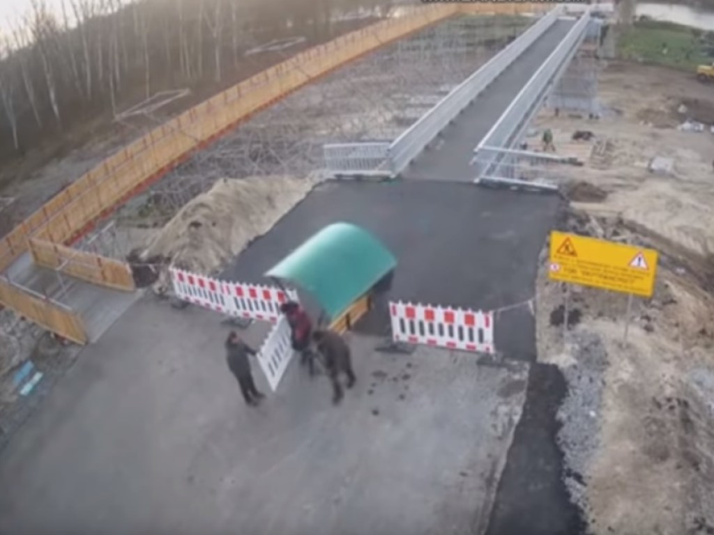 В Станице Луганской у нового построенного моста украли лавку с навесом (ВИДЕО)