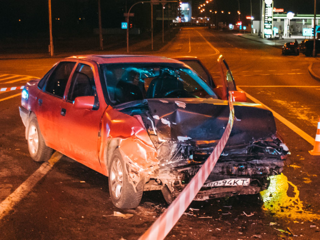 От удара по дороге разбросало запчасти машин: на Дарнице в Киеве произошло лобовое столкновение Opel и Audi