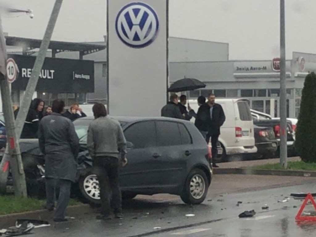 На выезде из Мукачево столкнулись два автомобиля Volkswagen (ФОТО, ВИДЕО)