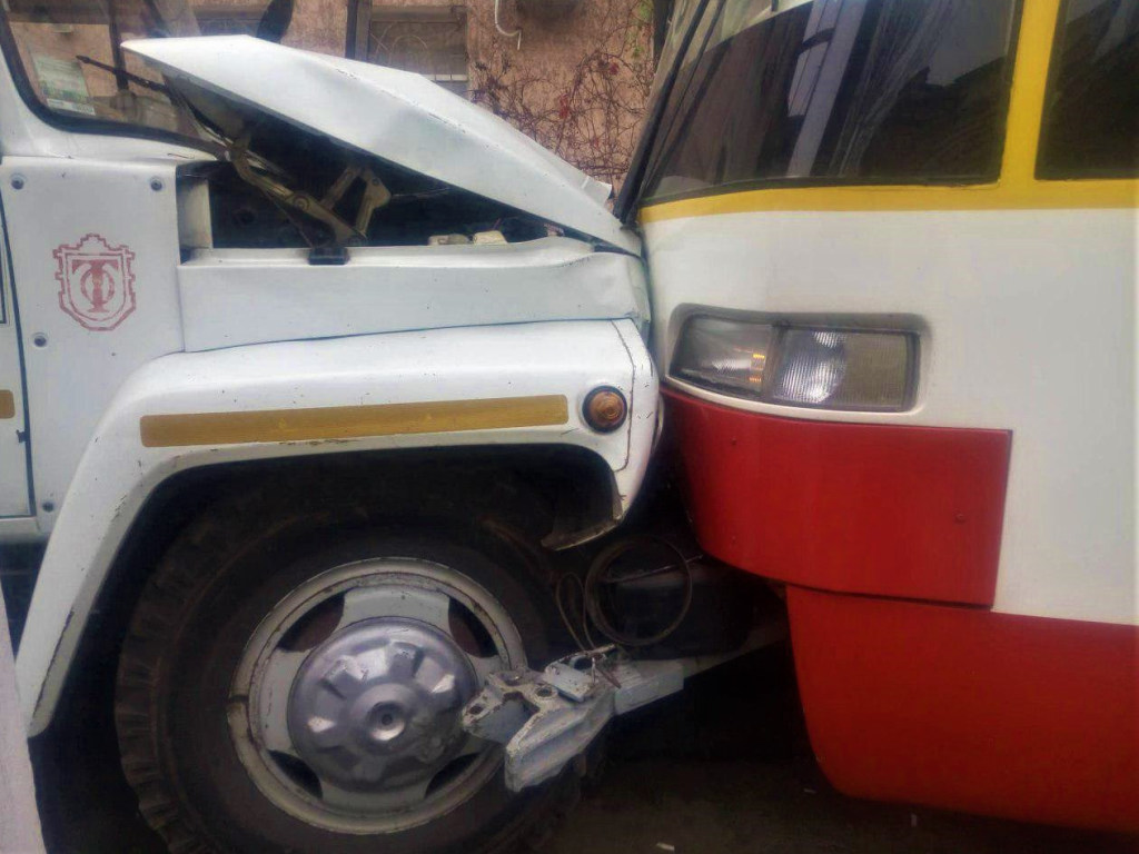 В Одессе трамвай на скорости протаранил автомобиль аварийной службы (ФОТО)
