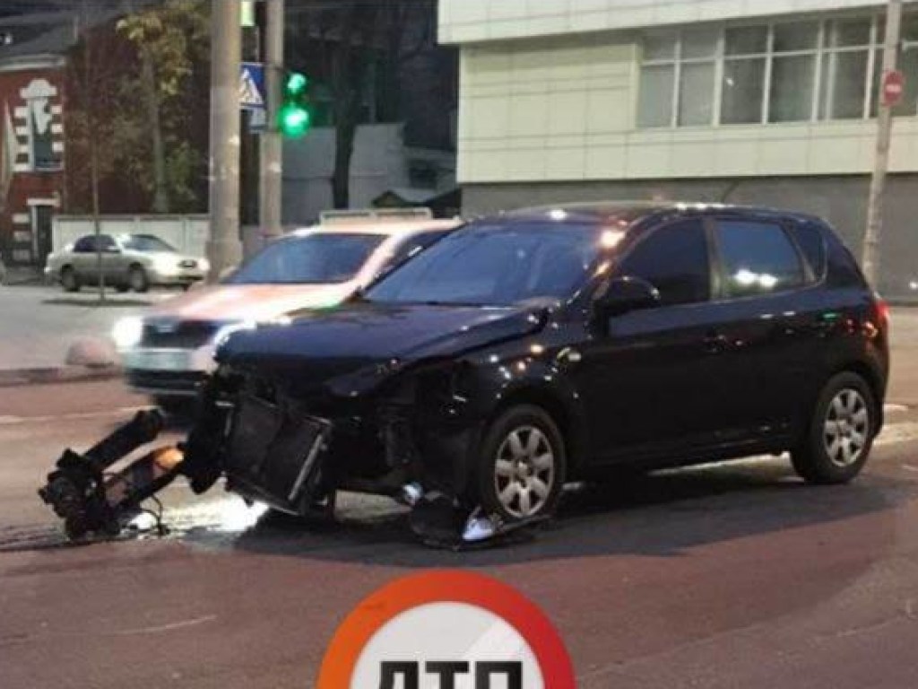 Удар в бок: в центре Киева столкнулись такси Uber и иномарка (ФОТО)