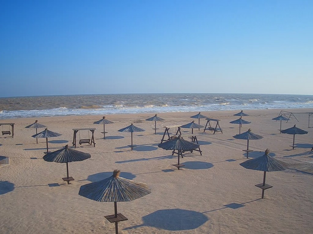 Шторм на Азовском море: ветер поднял песок и глину (ФОТО)