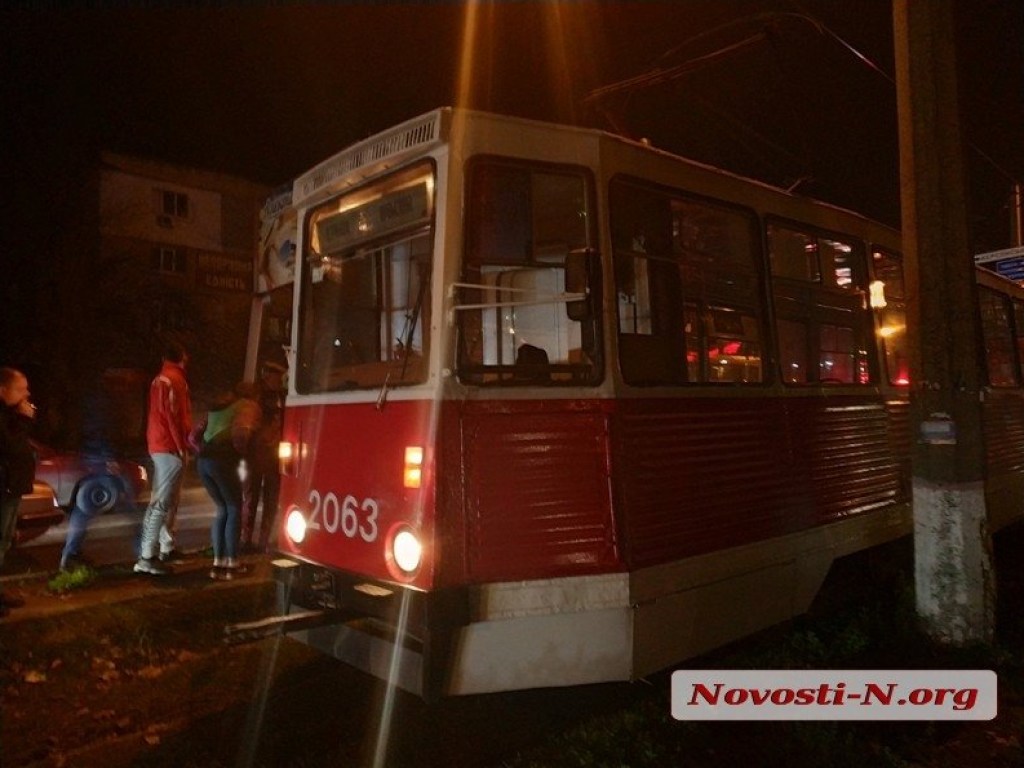 Девушка-водитель трамвая сбила 45-летнего мужчину в Николаеве (ФОТО, ВИДЕО)
