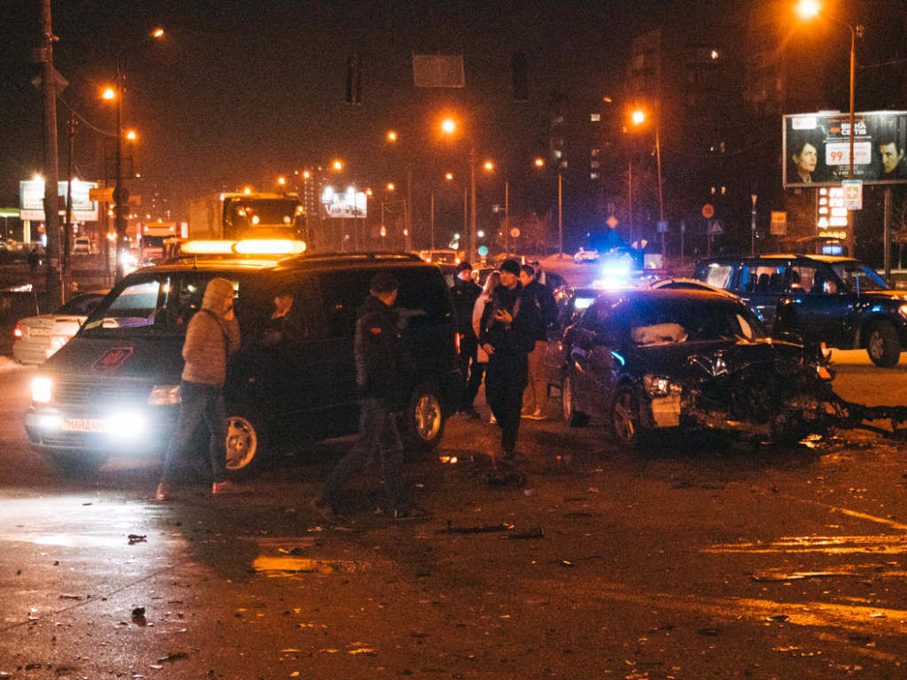 На Лесном массиве в Киеве Skoda от столкновения с Mitsubishi вылетела на тротуар: пострадала девушка