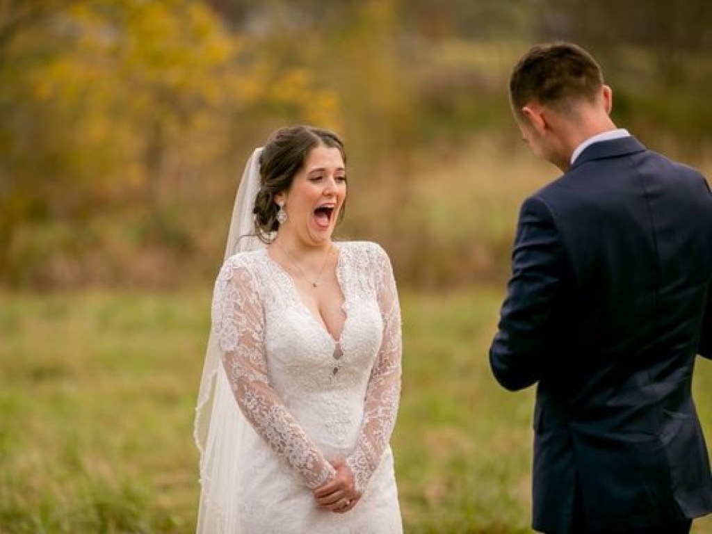 «Мимиметр зашкаливает»: Парень на свадьбе подарком растрогал невесту до слез (ФОТО)