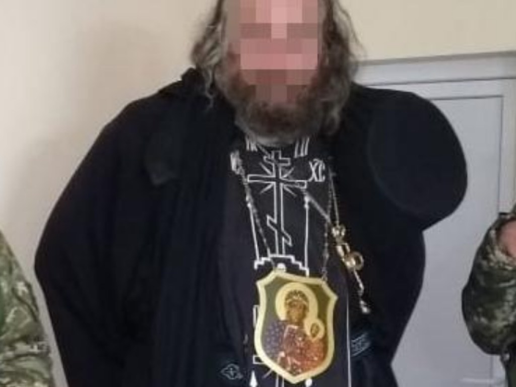 Разыскивался Интерполом: в Одесской области задержали батюшку-богатыря с большим нательным образком