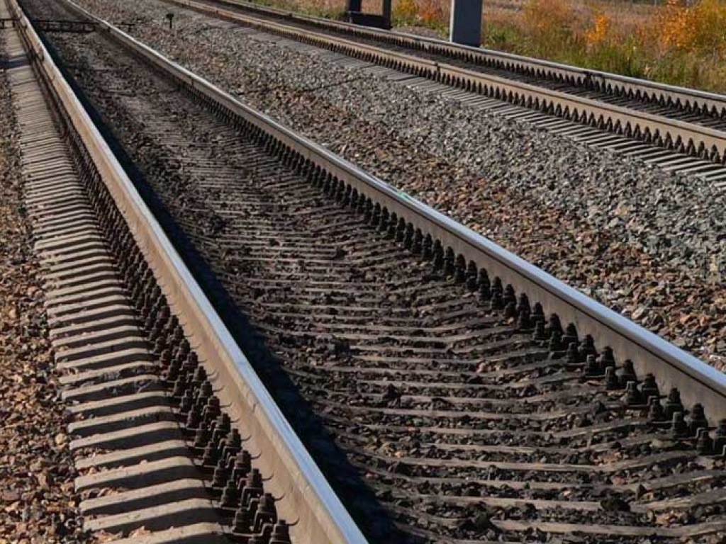 Под Киевом наушники стали причиной смерти 18-летней девушки на железной дороге 
