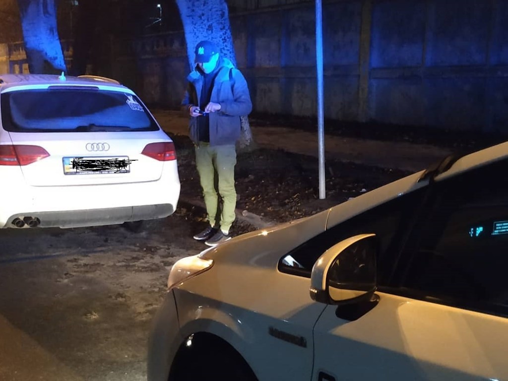 Выпал из салона авто: в Голосеево в Киеве остановили в хлам пьяного водителя на белом Audi (ФОТО)