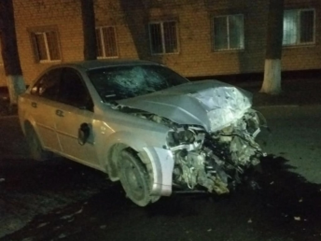 Пьяный водитель Chevrolet врезался в дерево и снес дорожный знак в Запорожье (ФОТО)