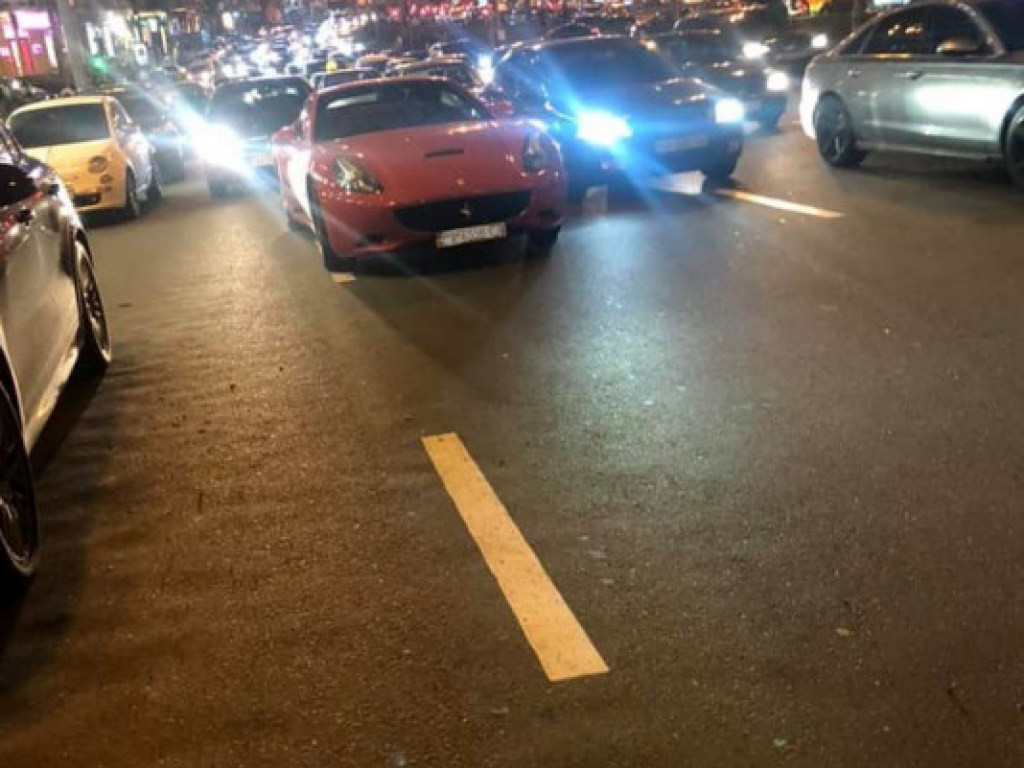 «Это фиаско, братан»: в центре Киева заглохшая Ferrari стала причиной пробки (ФОТО)