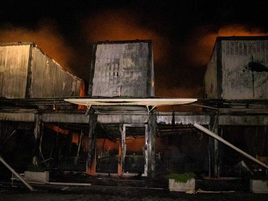 Серия пожогов магазинов в Киеве: появилось видео преступления