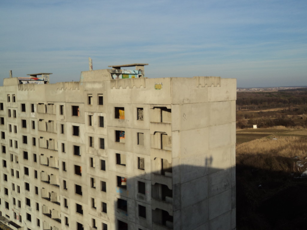 Во Львове с 8-го этажа заброшенного здания упал парень