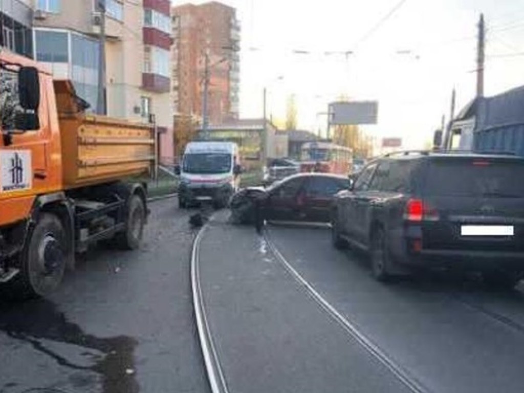 Смертельное ДТП на трамвайных путях в Харькове: столкнулись две легковушки и грузовик (ФОТО)