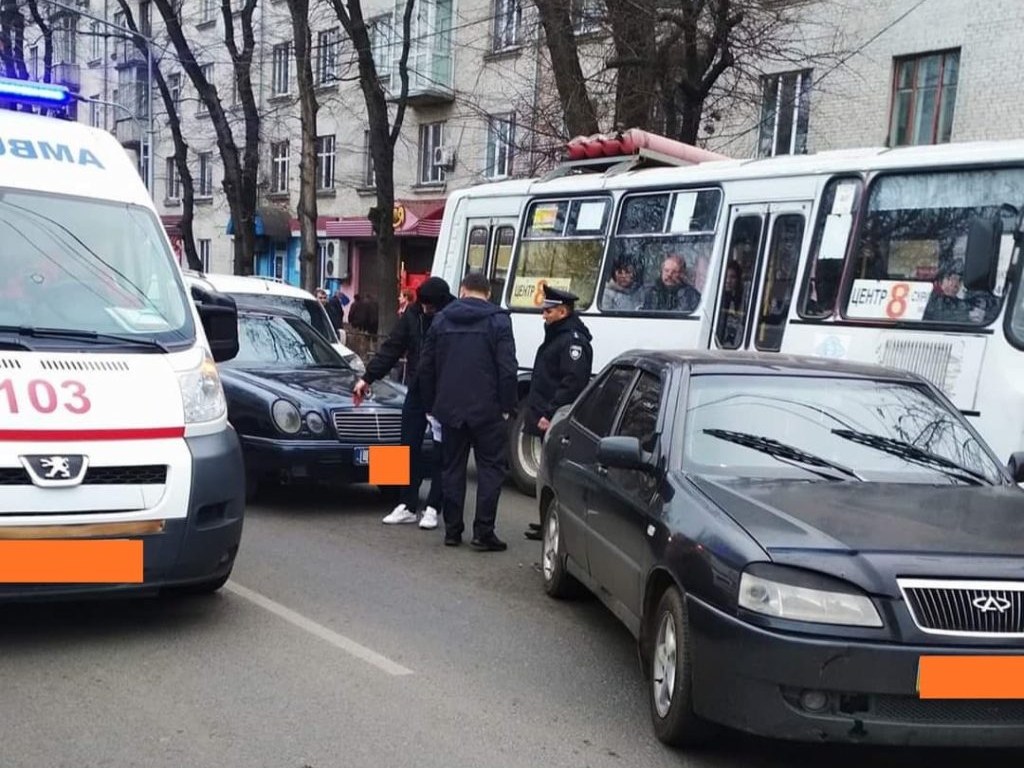 В Черкасской области водитель Mercedes устроил два ДТП (ФОТО)