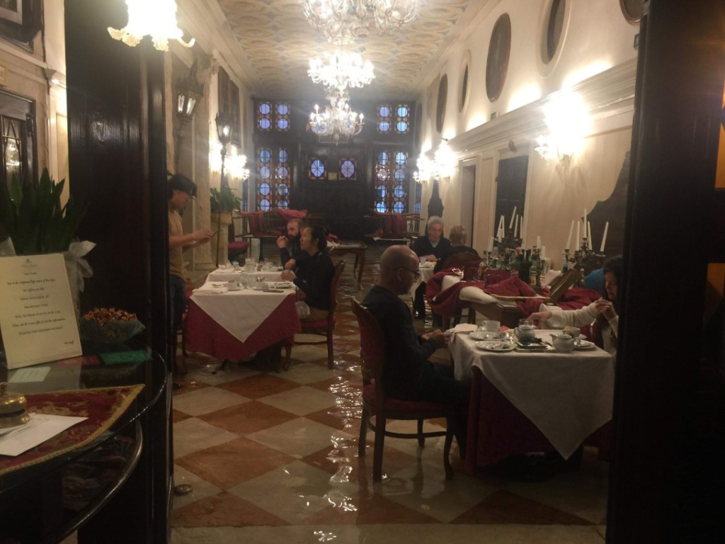 В Венеции туристы спасаются от наводнения на верхних этажах отелей (ФОТО)