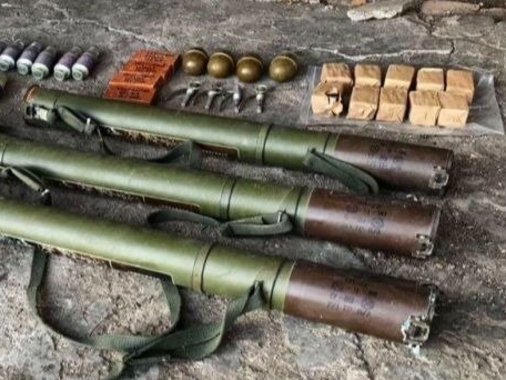 На Донбассе в подвале жилого дома обнаружили схрон с боеприпасами (ФОТО)
