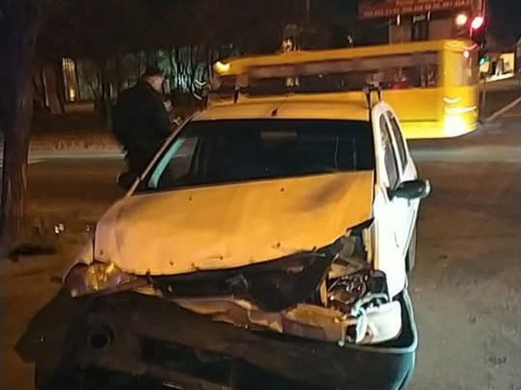 ДТП на перекрестке: В Мариуполе авто патрульных вылетело с проезжей части (ФОТО)