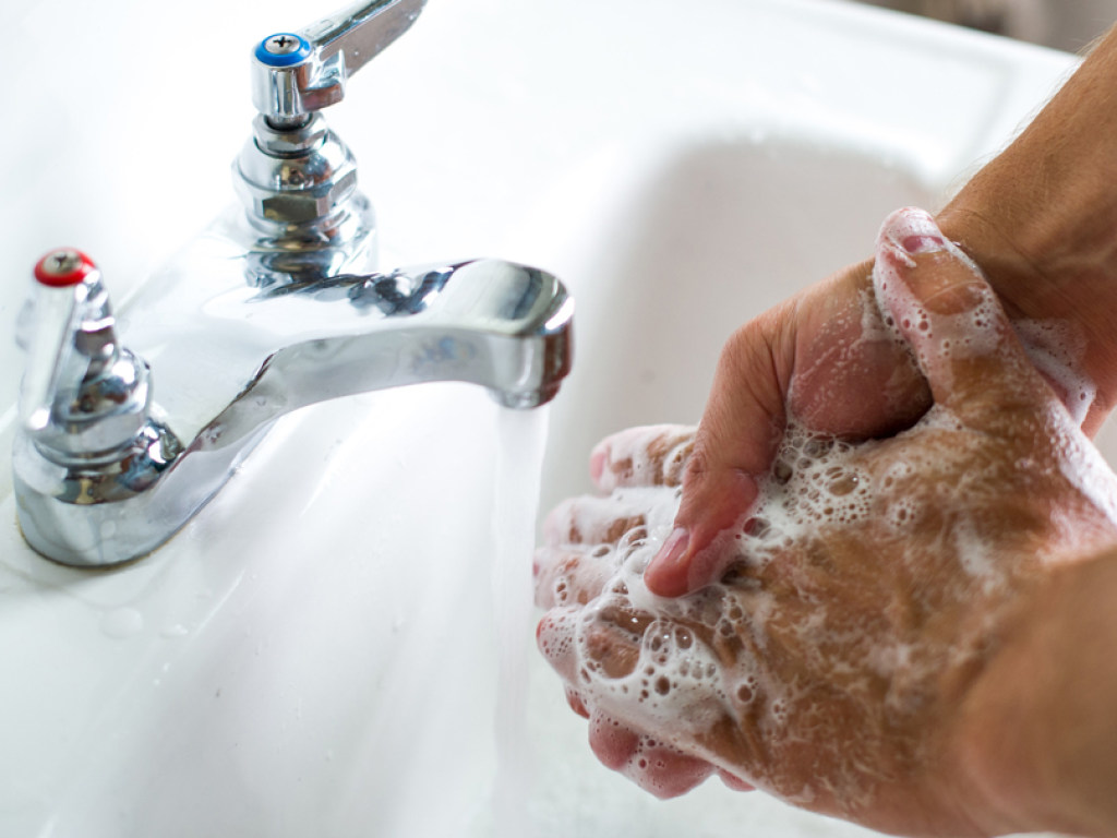 Теплая вода и натуральное мыло: главное в уходе за руками зимой