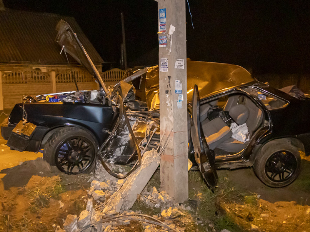 В Днепре водитель ВАЗ «уронил» фонарный столб на жилой дом (ФОТО)
