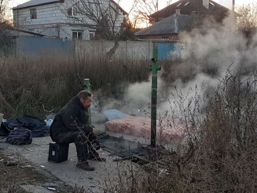 Без отопления в Харькове остались десятки домов: бездомные устроили аварию на теплотрассе (ФОТО)