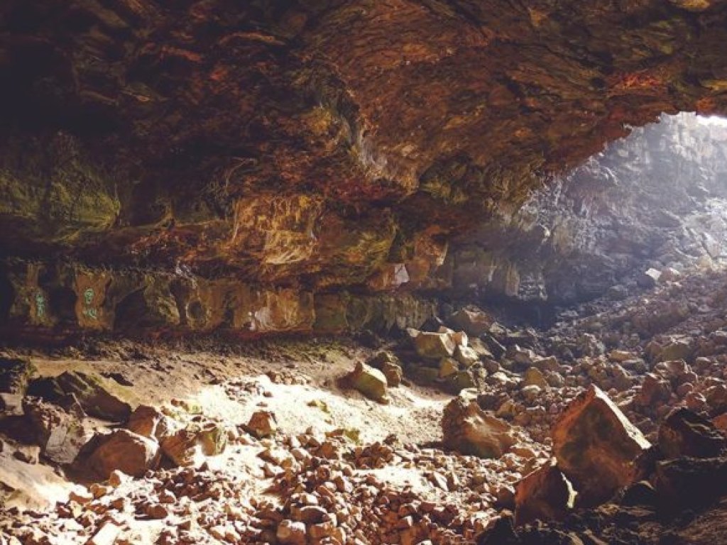 В Индонезии в одной из пещер обнаружили уникальные доисторические рисунки