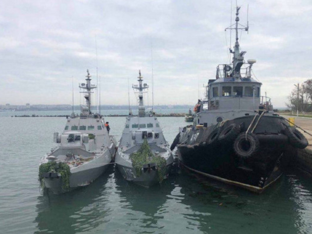 Передача Россией украинских кораблей: буксиры прошли под Крымским мостом (ВИДЕО)