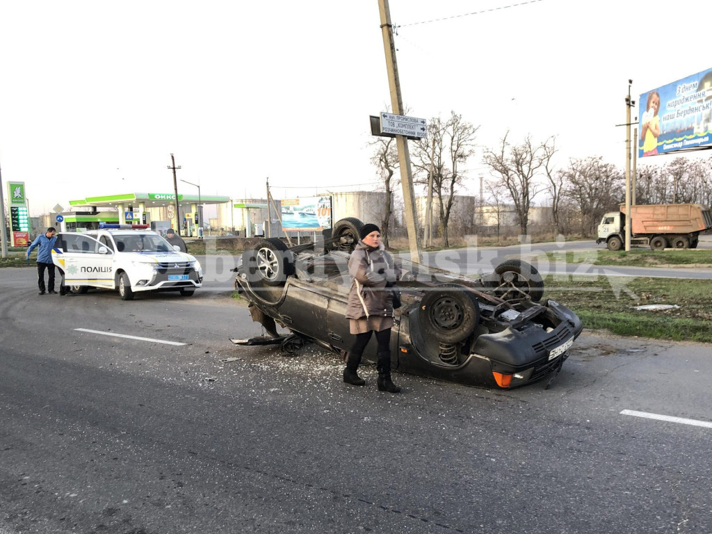 ДТП в Бердянске с грузовиком: «Москвич» перевернулся на крышу (ФОТО)