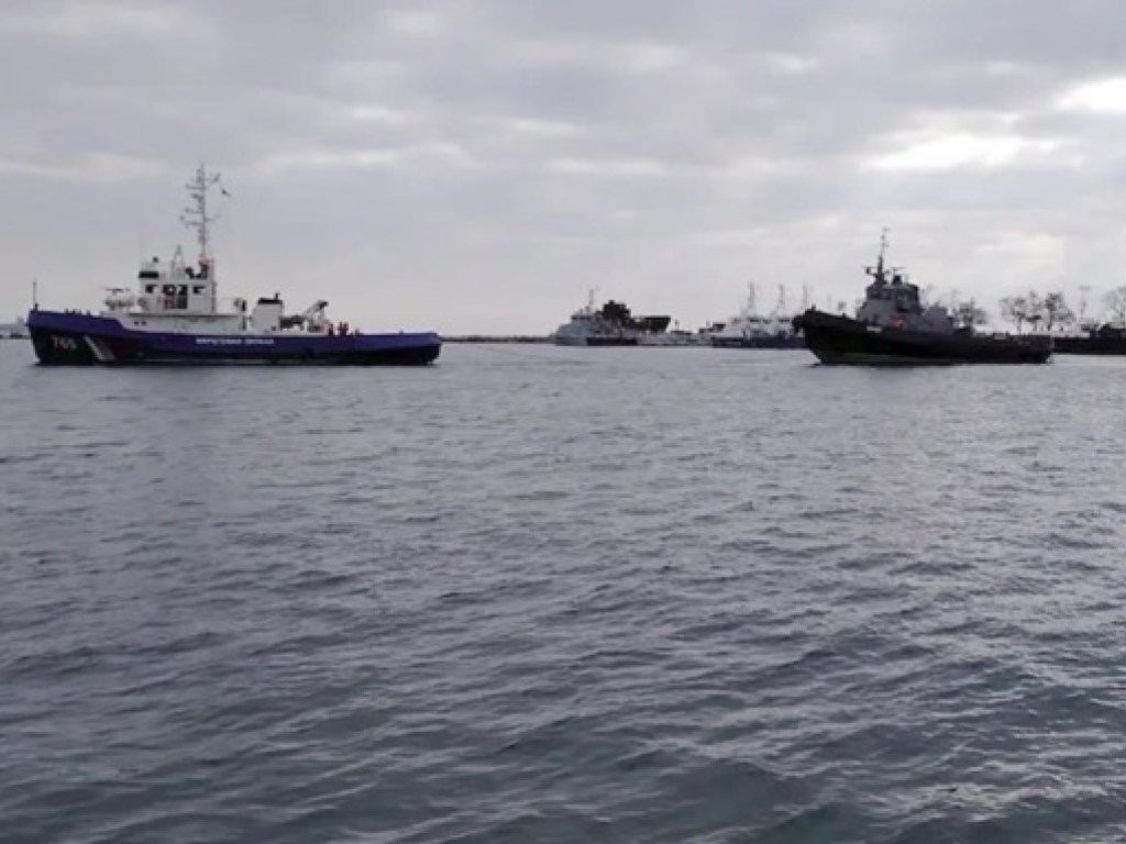 Захваченные РФ украинские корабли буксируют из Керчи