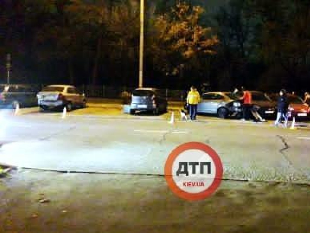 Заснул за рулем: на Соломенке в Киеве пенсионер протаранил 6 припаркованных авто (ФОТО)