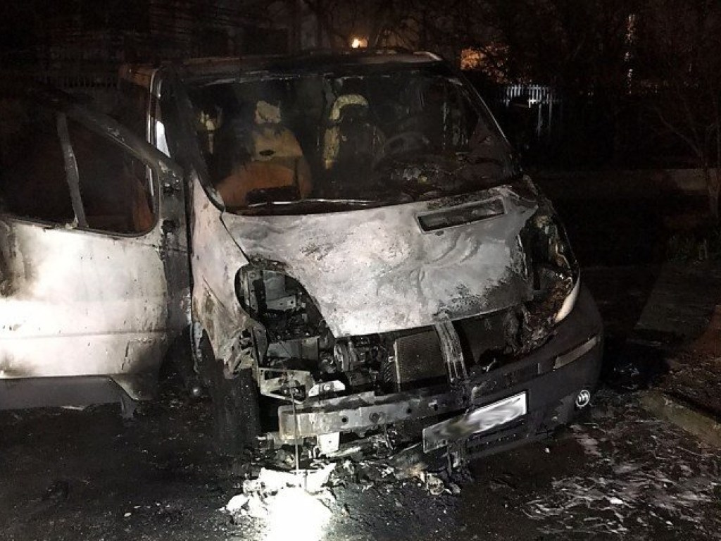 В Николаеве ночью сгорели микроавтобус Opel и Opel Astra (ФОТО)