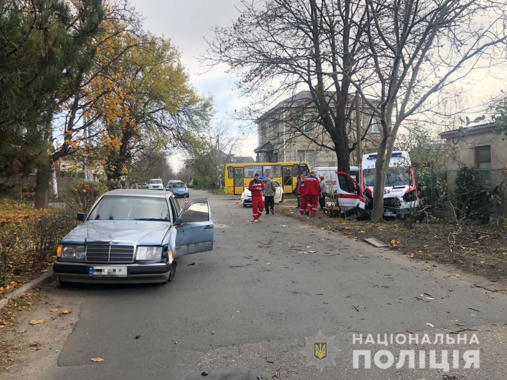 ДТП в Одессе: из машины «скорой» вылетел пациент (ФОТО)