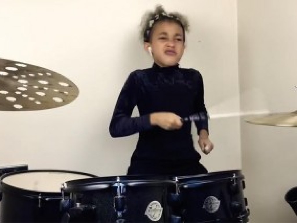Девятилетняя барабанщица взорвала Сеть своим импульсивным выступлением (ВИДЕО)