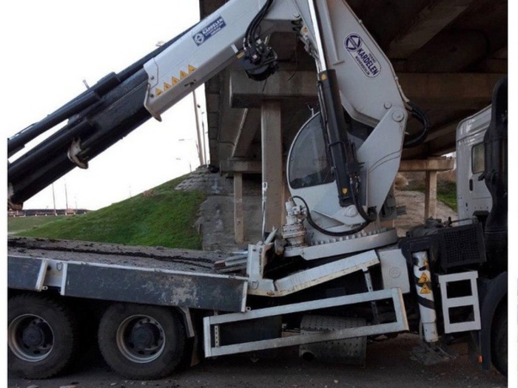 Пьяный водитель автокрана застрял под мостом в Энергодаре (ФОТО)