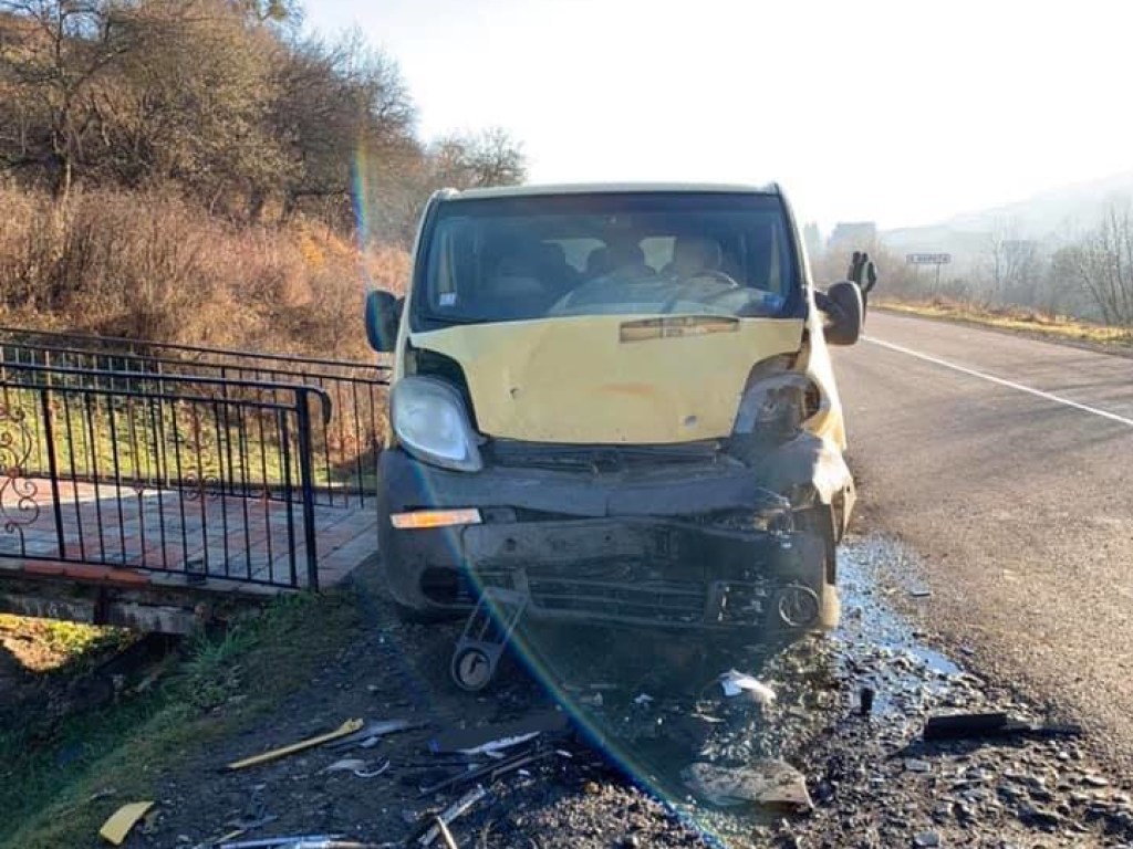 На Закарпатье Opel врезался в припаркованный микроавтобус Mercedes: пострадали четверо детей (ФОТО)