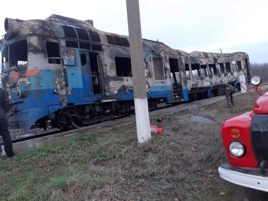 У железнодорожной станции на Николаевщине произошел пожар в поезде с пассажирами (ФОТО)