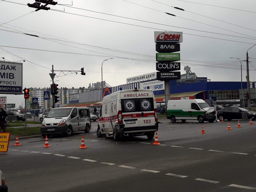 Есть пострадавшие: в Ивано-Франковске произошло ДТП с участием «скорой» (ФОТО)