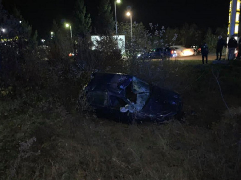 Страшное ДТП с жертвами под Мукачево: Volkswagen снес несколько металлических опор и перевернулся (ФОТО)