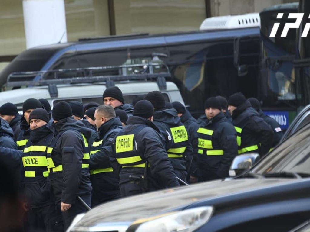 В Грузии пикетируют парламент: на место акции приехал спецназ (ФОТО)